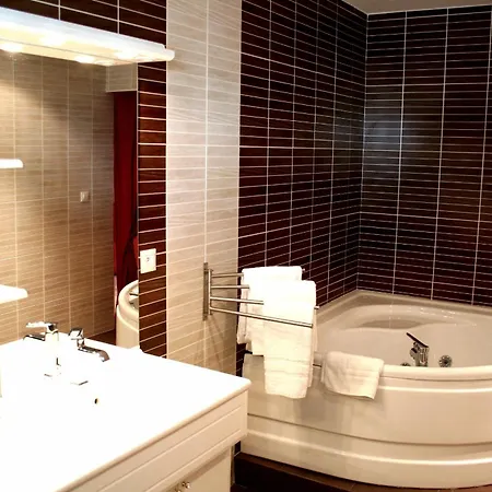 Hotel In Jungle 2*