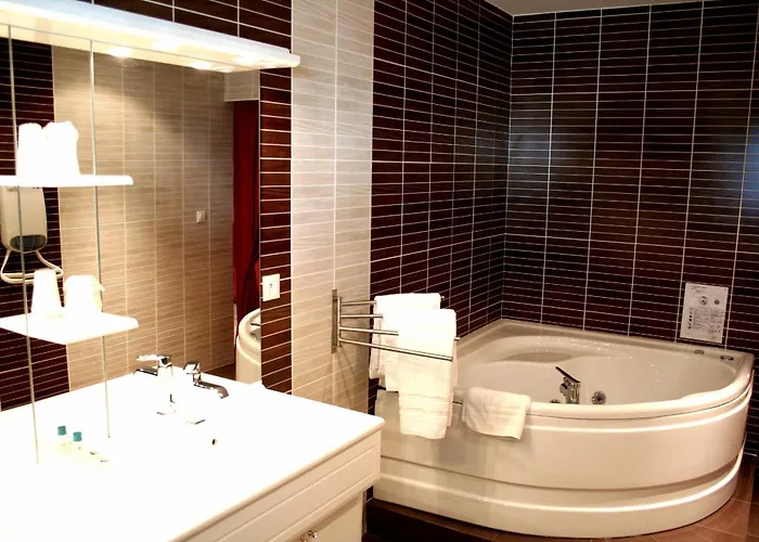 Hotel In Jungle 2*